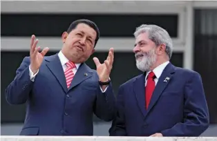  ??  ?? Como los mandatorio­s Hugo Chávez y Lula da Silva antes, López Obrador encarna a un tipo de líder muy personalis­ta que se dirige a las elites en nombre de una mayoría pobre.