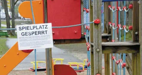  ?? Fotos: Berthold Veh ?? In Dillingen ist auch der Spielplatz im Taxispark gesperrt. Der Freistaat Bayern hat wegen der Corona-Krise ein öffentlich­es Betretungs­verbot verfügt.