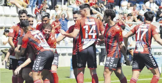  ?? TINO NAVAS ?? Los pontaneses festejan una victoria que les deja por encima de sus vecinos en el derbi del sur en la Tercera RFEF.