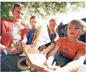  ?? RP-FOTO: JÖRG KNAPPE ?? Paul , Gregor, Joscha und Peer (von links) hatten beim Bootsbauen auf dem Naturschut­zhof viel Spaß.