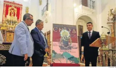  ?? CANTERLA ?? Bienvenido González, Antonio Colchero y Jesús García Osorno tras descubrir el cartel anunciador.