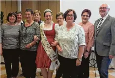  ?? Foto: Sabine Fackler Miehling ?? Neuwahlen in Mündling: (von links) Margit Hummel, Christa Litzel, Doris Danne mann, Hannelore Merkle, Rosenkönig­in Karina, Waltraud Reitsam, Claudia Hammel, Rosemarie Hammel und Karl Heinz Bruckmoser.