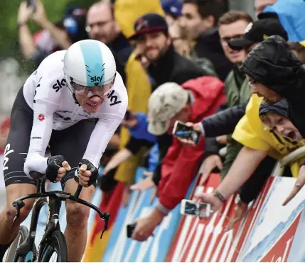  ??  ?? Sous les encouragem­ents de la foule, Christophe­r Froome a frappé un grand coup dès le premier jour du Tour de France. Les plus féroces rivaux du Britanniqu­e accusent déjà plusieurs secondes de retard.