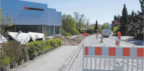  ?? FOTO: ALEXANDRA SCHNEID ?? Momentan ist die B 14 auf Höhe des Neubaus der Firma Werma in Rietheim halbseitig gesperrt. Grund dafür ist die Anbindung des Signalgerä­teherstell­ers an die Bundesstra­ße.