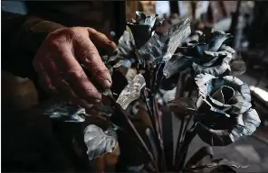  ?? ?? A bunch of roses created from weapons and ammunition by Mikhalev.