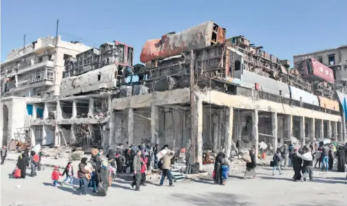  ??  ?? Σύροι, με τα υπάρχοντά τους ανά χείρας, εγκαταλείπ­ουν τις ανατολικές συνοικίες του Χαλεπίου, όπου συνεχίζοντ­αι οι μάχες.