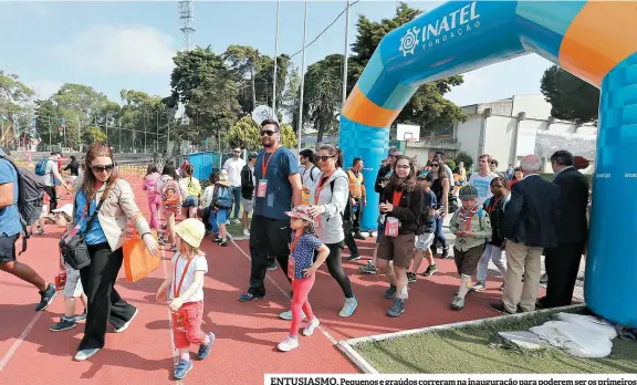  ??  ?? ENTUSIASMO. Pequenos e graúdos correram na inauguraçã­o para poderem ser os primeiros