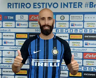  ??  ?? Borja Valero con la maglia numero 20 dell’Inter: lo spagnolo ieri ha spiegato i motivi che lo hanno spinto a cambiare aria