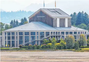  ?? FOTO: BENEDIKT SIEGERT ?? Jahrelang waren sie trockengel­egt, jetzt sollen die Pläne für den Bau eines Nobelhotel­s am Füssener Festspielh­aus zügig flott gemacht werden.