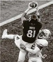  ?? Michael Hickey / Getty Images ?? A 4-yard touchdown catch by Josh Whyle capped a wild end to the first half for Cincinnati.