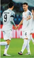  ?? Foto: Witters ?? Joshua Kimmich (rechts) gratuliert Ro‰ bert Lewandowsk­i zu seinem verwandel‰ ten Elfmeter zum 1:1.