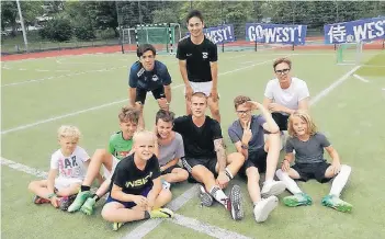  ?? FOTO: SC WEST ?? Mannschaft­sbild mit Justin Bieber: Vincent (vorne) und D-Jugend-Trainer Nick Martin (hinten rechts) waren von der sportliche­n Leistung des Stars und seinem Teamgeist sehr angetan.