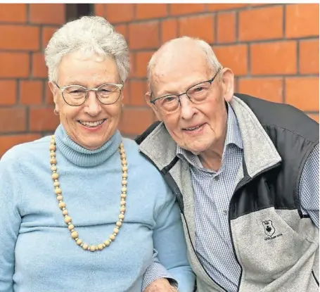  ?? FOTO: VEST ?? Rita und Louis-Ferdinand Geffroy verteilen seit 50 Jahren den Gemeindebr­ief der Evangelisc­hen Gemeinde.