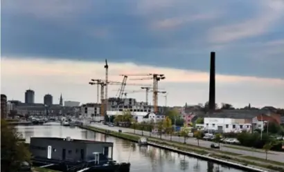  ?? FOTO SERGE MINTEN ?? De bouwkranen schuiven binnen enkele jaren op naar het noordelijk­ere deel van de kanaalkom.