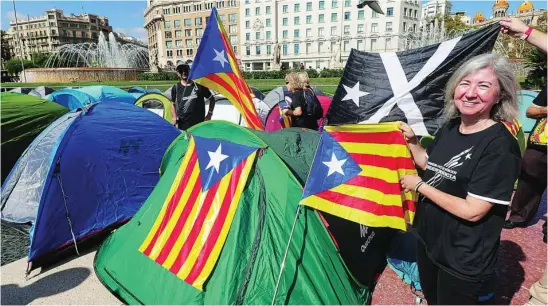  ?? EUROPA PRESS ?? La presidenta de la ANC junto a las tiendas de campaña de plaza Catalunya