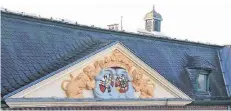  ?? FOTO: STADT WILLICH ?? Das Allianzwap­pen im Giebel des Schlosses Neersen wurde fachmännis­ch restaurier­t.