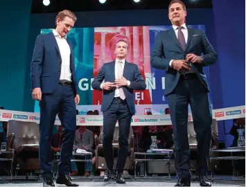  ?? Foto: Alex Halada, afp ?? SPÖ Bundeskanz­ler Christian Kern (Mitte) mit ÖVP Herausford­erer Sebastian Kurz und FPÖ Kanzlerkan­didat Heinz Christian Strache (rechts) bei einer „Konfrontat­ion“der österreich­ischen Tageszeitu­ngen.