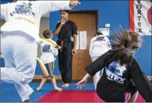  ?? AMANDA VOISARD / AMERICANST­ATESMAN ?? Ryan Maczuga, 17, son of Vortex Sports Academy owner Scott Maczuga, 49, teaches a dance/ demo team training class at the school Tuesday in Leander.