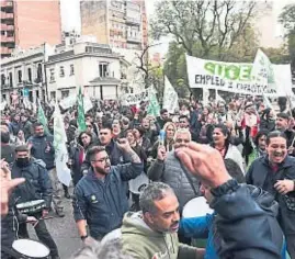  ?? JOSÉ GABRIEL HERNÁNDEZ ?? COLAPSO. El Suoem ayer llegó a realizar seis cortes de calles céntricas en simultáneo.