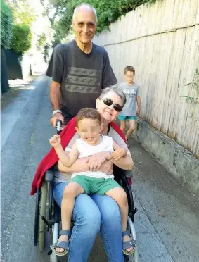  ??  ?? In Versilia
Pietro Ichino con la moglie Costanza e i due nipotini a Forte dei Marmi, nel 2018