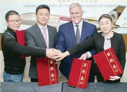  ??  ?? Signing ceremony between Etihad Aviation Group, Alibaba Group, and Ant Financial to expand partnershi­p. From left to right: Ricky Xue, Director of Global Export, Alibaba Cargo; Jerry Hu, Vice President Alibaba Group, Vice President Alitrip; Lindsay...