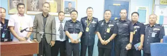  ??  ?? BONG bergambar kenangan bersama rakan-rakan sejawatan.