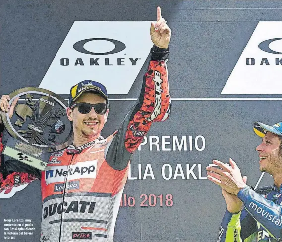  ?? FOTO: EFE ?? Jorge Lorenzo, muy contento en el podio con Rossi aplaudiend­o la victoria del balear