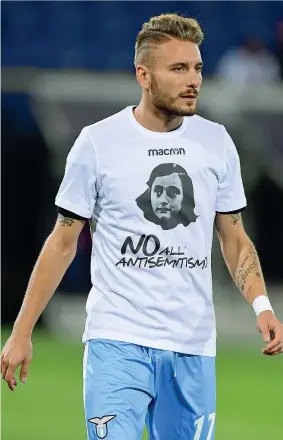  ??  ?? L’attaccante della Lazio Ciro Immobile indossa la maglia con l’immagine di Anna Frank