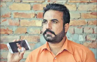  ?? SIKANDER SINGH/HT ?? MEMORIES REMAIN: Sukhwinder Singh Mithu showing Jaswinder Kaur Jassi’s picture on his phone at a friend’s house near Ludhiana; and (left) Jassi’s photograph from Mithu’s album.