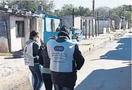  ?? RAMIRO PEREYRA ?? CENSO. Censistas relevando un sector de la ciudad de Córdoba, el miércoles.