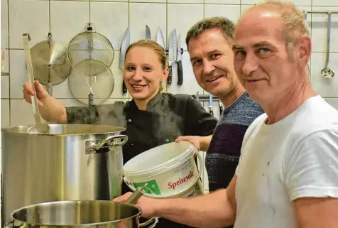  ?? Foto: Christian Kruppe ?? In der Küche laufen die Vorbereitu­ngen für die Eröffnung auf Hochtouren: (von links) Küchenchef­in Susi mit Chef Jörg Zobel und Koch Christian kochen die ersten Soßen ein.