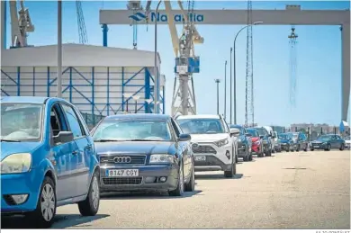  ?? JULIO GONZÁLEZ. ?? Fila de vehículos en el centro de vacunación de Navantia, en Puerto Real.