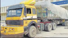  ?? HT PHOTO ?? A truck from Afghanista­n being unloaded at the integrated check post, Attari, near Amritsar on Saturday.