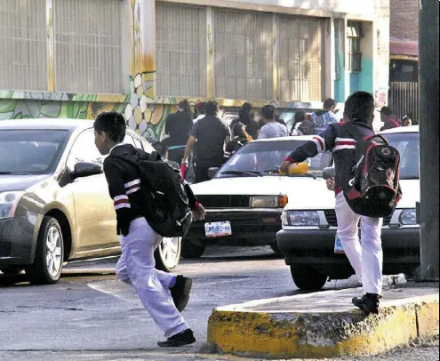  ?? Fotos/ricardo Sánchez ?? A pesar del desbasto de gasolina, más niños comenzaron a ir a las escuelas.