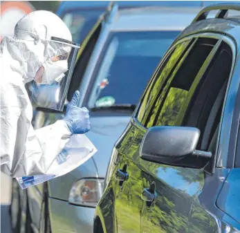  ?? FOTO: CHRISTOF STACHE/AFP ?? Nach der Infektion von mehr als 170 Erntehelfe­rn im bayerische­n Mamming können sich auch die Bewohner testen lassen.