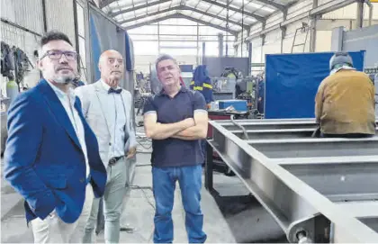  ?? CÓRDOBA ?? José Antonio Romero y Antonio Hurtado, en su visita a una empresa en Villarrubi­a.