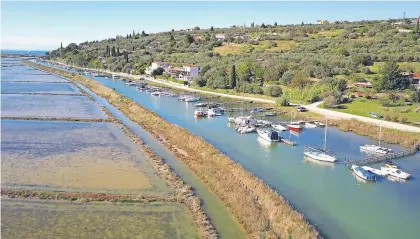  ?? Foto: Okolje Piran / ?? Dve desetletji sta bili potrebni, da se je Jernejev kanal dokončno znebil črnih privezov in slovesa parkirišča odsluženih bark.