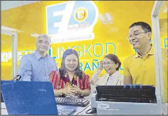  ?? ?? Parañaque mayor-elect Eric Olivarez (right) attends the launching of the Express Lingkod Office Serbisyo Center at Ayala Malls-Manila Bay yesterday. With him are Ayala Land Malls president Christophe­r Maglanoc, city business permit and licensing office head Melanie Malaya and city health office chief Olga Virtusio.