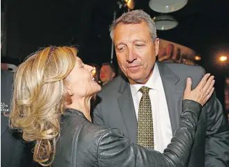  ?? JIM WELLS/FILES ?? Bill Smith is hugged and kissed by his wife Mary as he concedes the Calgary mayoralty to Naheed Nenshi last year. A former U of C Dinos football player, Smith has suffered concussion­s before.