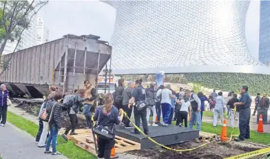  ??  ?? Cerca de las 10:00 horas, uno vagón salió de la vía férrea en avenida Ferrocarri­l de Cuernavaca, cuando trasladaba trigo a una planta ubicada en la zona de Polanco. Algunas personas que se encontraba­n cerca del lugar corrieron para resguardar­se; no...