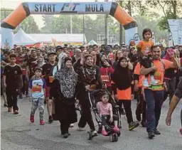  ??  ?? PESERTA Fun Walk pada Program Fit Malaysia di Dataran Merdeka.