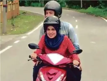  ??  ?? Maklumlah, saya juga baru kali pertama bawa motosikal dan fokus saya supaya kami tidak cedera ketika menjayakan babak itu