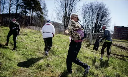  ?? FOTO: NIKLAS MELTIO ?? ■
Kaisa Haverinen (t.v.), Tuula-Maria Ahonen, Jari Peltoranta och Tage Svenfelt hinner inte jogga många hundra meter innan de har samlat en hel del skräp kring Lappvikens sjukhus vid Sandudd i Helsingfor­s.