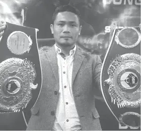  ?? / ARNI ACLAO ?? ■ FOUR-PEAT: Si world boxing champion Donnie “Ahas” Nietes mipakita ngadto sa mga local media sa iyang duha ka bakus, lakip na niini ang iyang ikaupat nga division world title atol sa press conference kagahapon sa St. Mark Hotel sa dakbayan sa Sugbo.