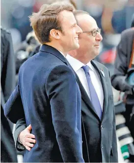  ?? PHILIPPE WOJAZER/AFP ?? El mandatario electo (i) y el saliente, François Hollande, ayer.