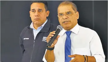  ??  ?? Conferenci­a. Óscar Ortiz, presidente en funciones, y el ministro de Gobernació­n, Aristides Valencia, anunciaron plan de vacaciones.