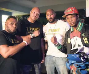  ?? GLADSTONE TAYLOR/PHOTOGRAPH­ER ?? Local boxer Kestna Davis (right) posing with I Fight Promotions founder Chris Joy (left) and two members of his team, Craig Richardson (second left) and Ron Bullock, at the Contender Series quarter-final bout on Wednesday night.