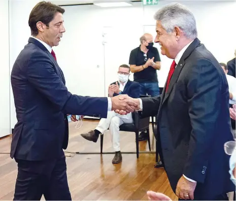  ??  ?? Luís Filipe Vieira e Rui Costa parecem “selar” a sucessão na liderança do Benfica