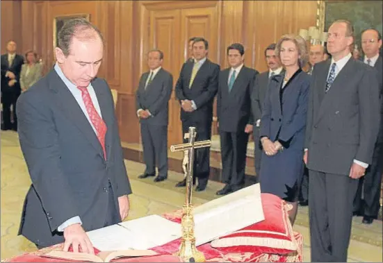  ??  ?? Rodrigo Rato durante su primera toma de posesión como ministro de Economía del Gobierno de José María Aznar, el 6 de mayo de 1996