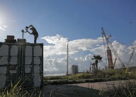  ?? Jon Shapley / Staff photograph­er ?? Louis Balderas set up eight cameras near SpaceX facilities in Boca Chica to broadcast progress on the rocket constructi­on and launches via his YouTube channel.